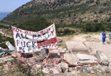 Po filmonte te porta e shembur e Kakomesë, dhunohet 46-vjeçari Po filmonte te porta e shembur e Kakomesë, dhunohet 46-vjeçari Një 46-vjeçar është dhunuar nga disa persona pranë portës së shembur të Kakomesë, ndërsa sipas dëshmisë së tij ishte duke filmuar me telefon në zonë.