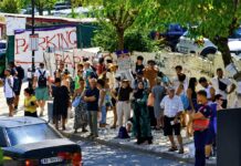 Qytetari denoncon kushtet te stacioni i autobusave te “9 Tetori”: Presin në diell dhe në shi Qytetari denoncon kushtet te stacioni i autobusave te “9 Tetori”: Presin në diell dhe në shi