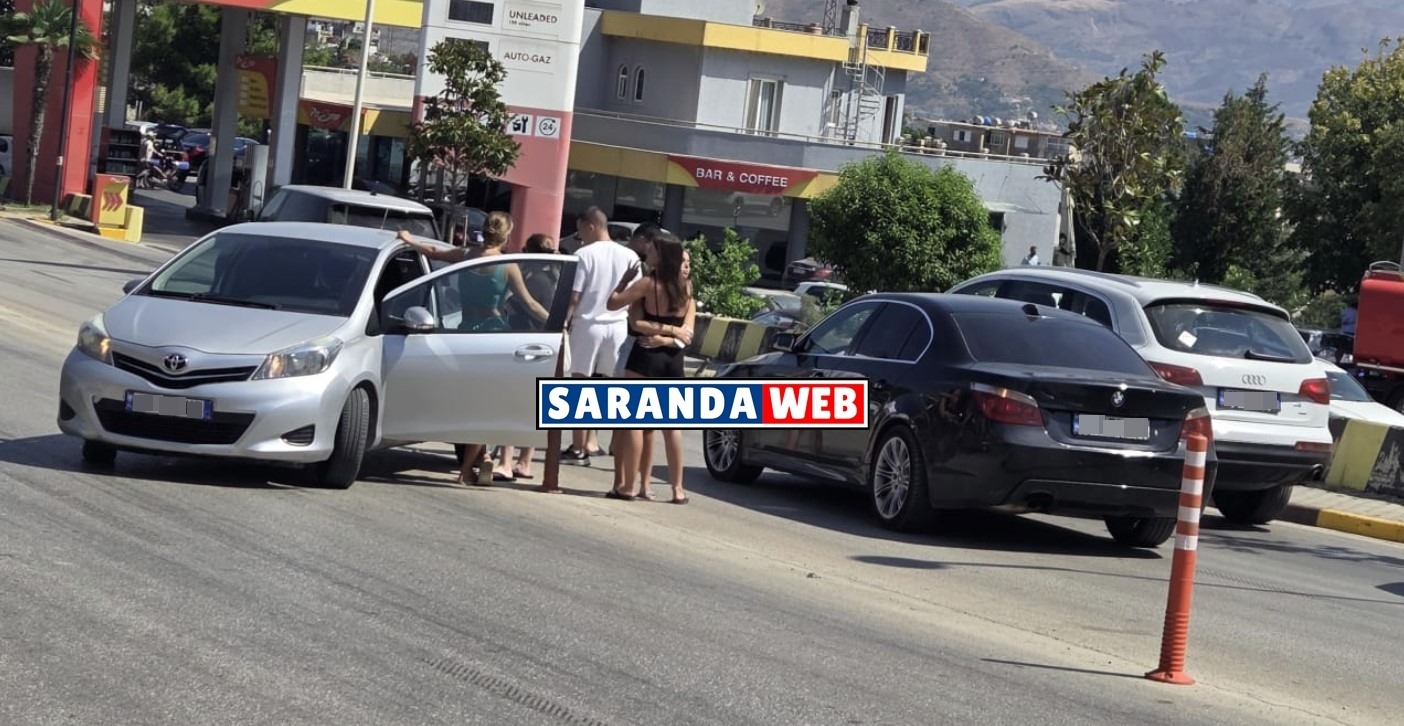 Pamja që flet më shumë se fjalët: një aksident në Sarandë që përfundon me përqafime. Një aksident rrugor është regjistruar në hyrje të qytetit të Sarandës, në Gjashtë, por këtë herë ngjarja është mbyllur me një moment të bukur mes personave të përfshirë.