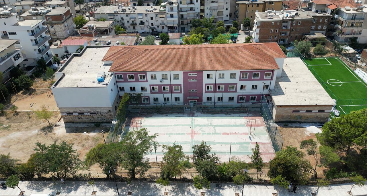 LAJM I MIRË/ Qytetarët në Sarandë reagojnë, kundërshtojnë parkingun në territorin e gjimnazit “Hasan Tahsini”