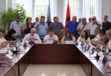 Banorët sërish në protestë në Këshillin Bashkiak, kërkojnë zgjidhje për linjën Delvinë–Sarandë Banorët e Delvinës sërish në protestë në Këshillin Bashkiak të Sarandës, kërkojnë zgjidhje për linjën Delvinë–Sarandë