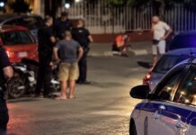 Plagoset me armë 55-vjeçari nga Delvina, policia heton edhe një ngjarje të një muaji më parë Plagoset me armë 55-vjeçari nga Delvina në Athinë, policia heton edhe një ngjarje të një muaji më parë