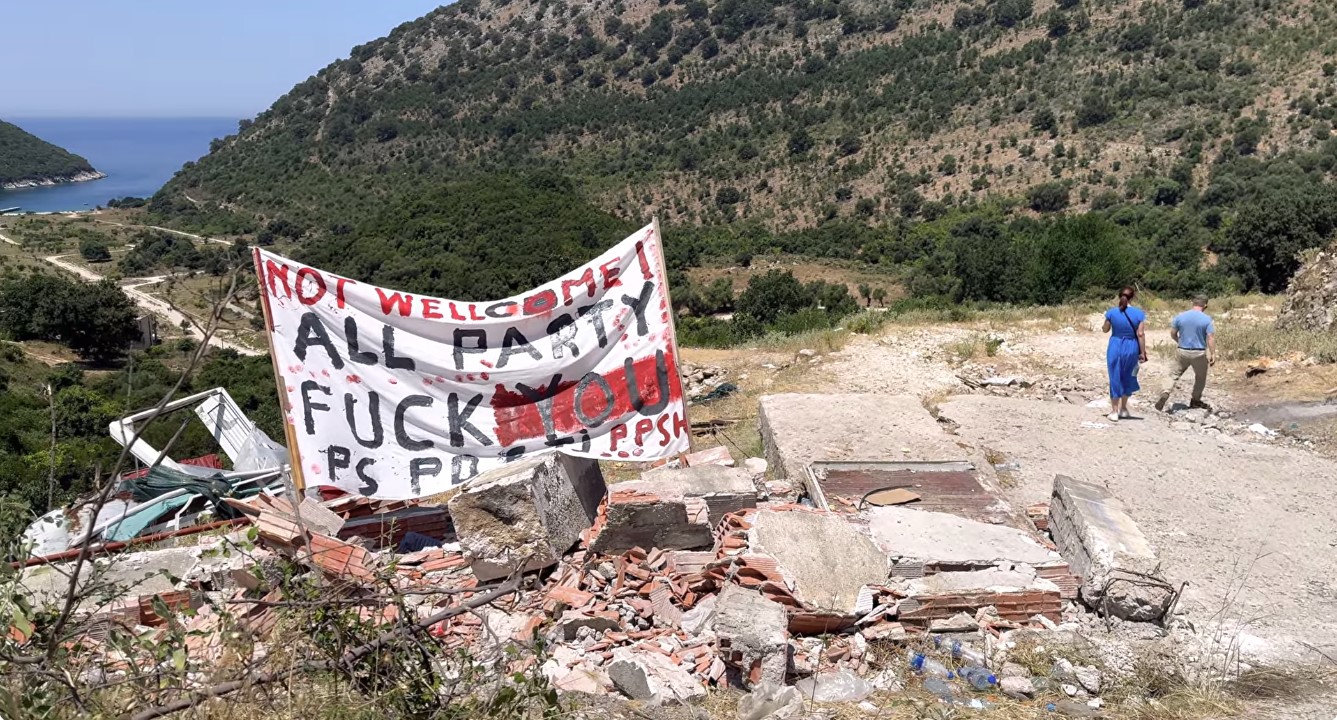 Po filmonte te porta e shembur e Kakomesë, dhunohet 46-vjeçari Një 46-vjeçar është dhunuar nga disa persona pranë portës së shembur të Kakomesë, ndërsa sipas dëshmisë së tij ishte duke filmuar me telefon në zonë.