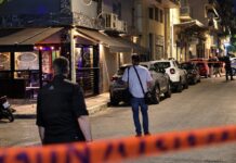 Qëllohet me armë drejt lokalit të një shqiptari në Athinë; plagoset vajza e tij 10-vjeçare Qëllohet me armë drejt lokalit të një shqiptari në Athinë; plagoset vajza e tij 10-vjeçare