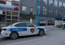 Denoncimi tronditës: Të arrestuarit morën peng efektivin brenda Komisariatit të Sarandës Denoncimi tronditës: Të arrestuarit morën peng efektivin brenda Komisariatit të Sarandës.
